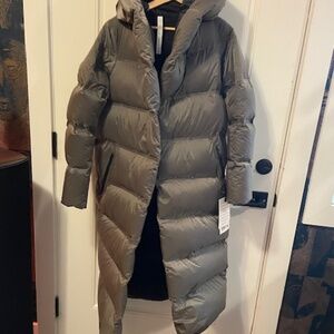 LULULEMON .CLOUDSCAPE WATERPROOF WRAP JACKET. BNWT